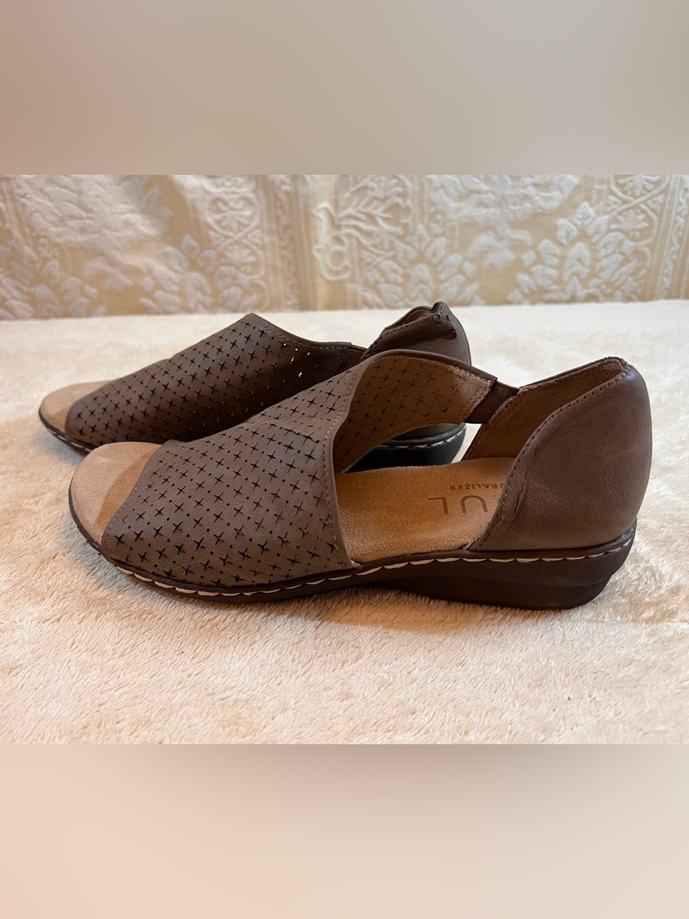 SOUL Naturalizer Brown Cutout Open-Toe Flats Size 6.5